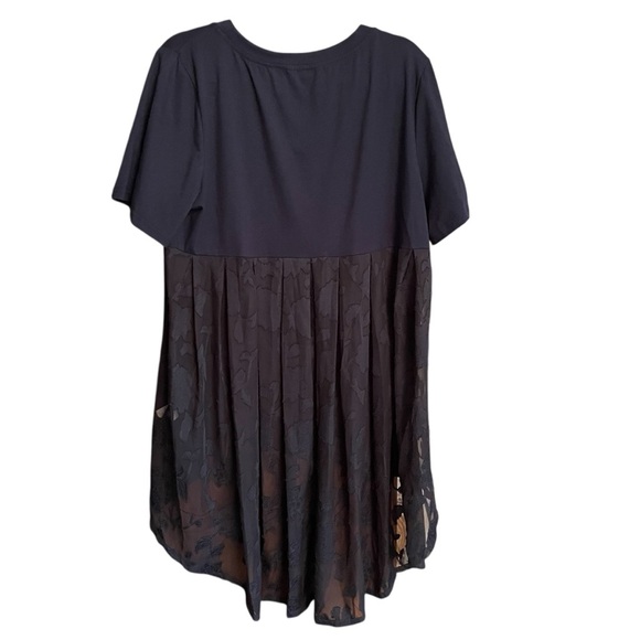 BloomChic Navy Top-Shorter in front-Sheer Floral Back-Pleated-Size 14-16 - Picture 2 of 9